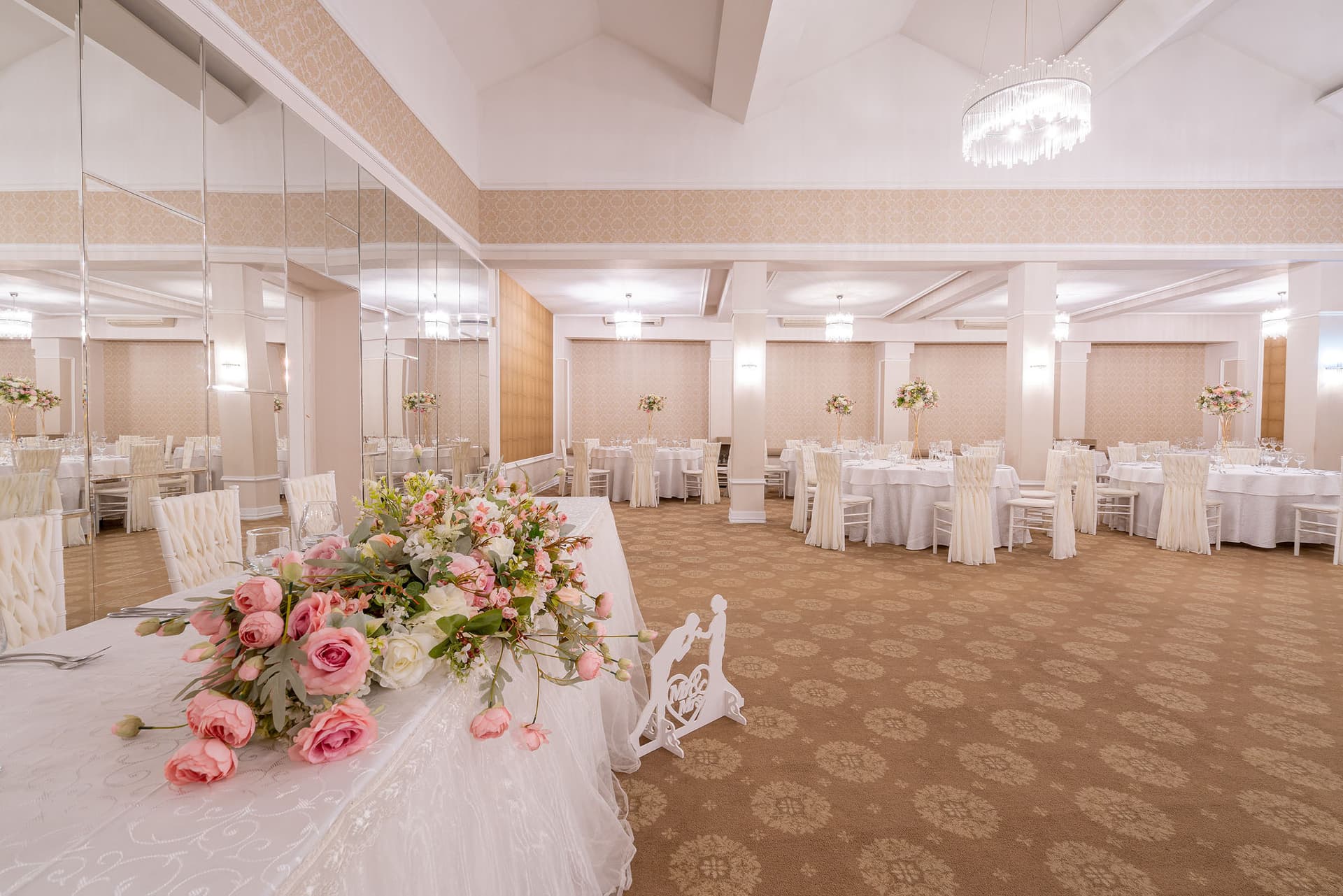 Celebration Ballroom - Salon Coquette, sala pregătită pentru nuntă — locație de evenimente în București