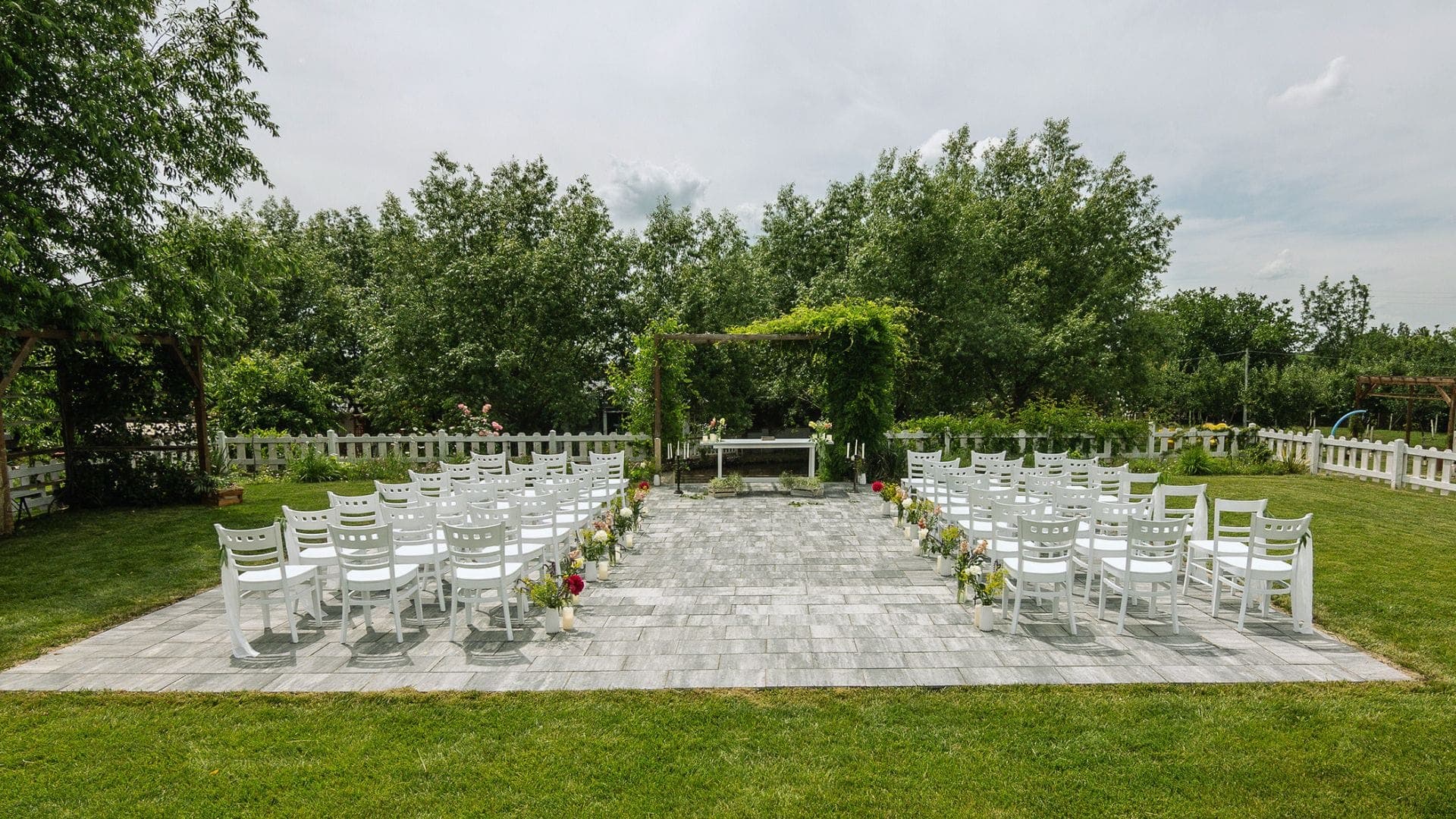 Hambar - Grădina cu Sălcii, zona de ceremonie în aer liber — locație de evenimente în Naipu
