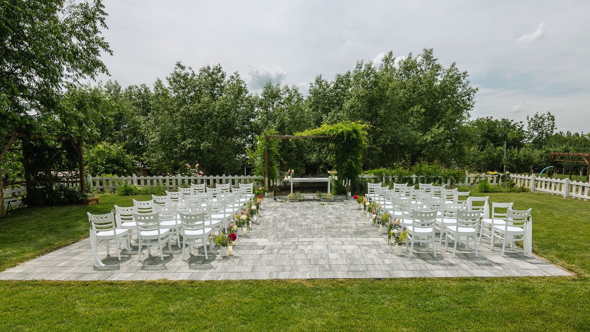 Hambar - Grădina cu Sălcii, zona de ceremonie în aer liber — locație de evenimente în Naipu