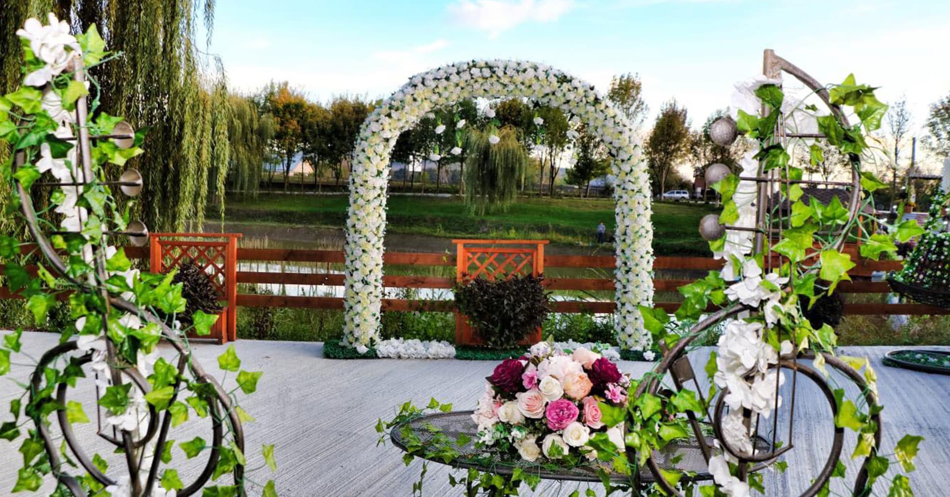 Hanul Mărioarei Roman, zona de ceremonie în aer liber — locație de evenimente în Roman