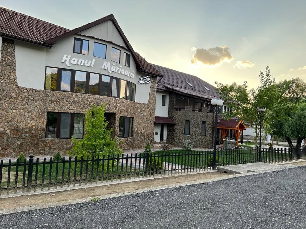 Hanul Marioarei, exteriorul locației — locație de evenimente în Titireci