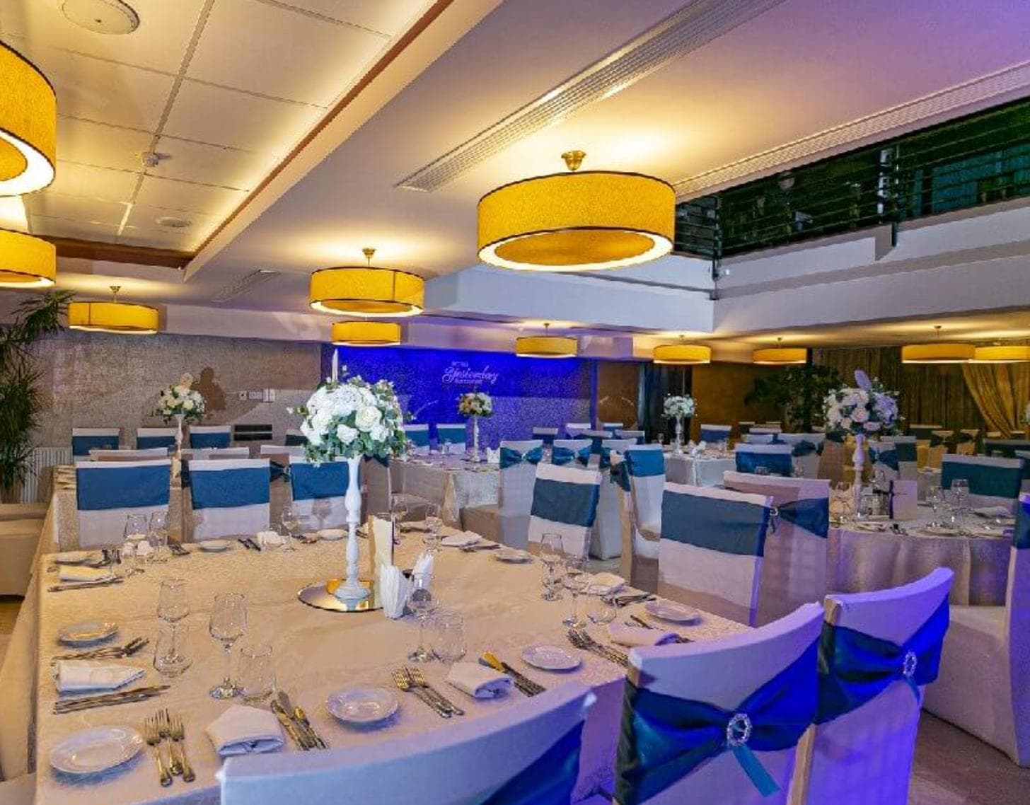 Hotel Yesterday, sala pregătită pentru nuntă — locație de evenimente în București