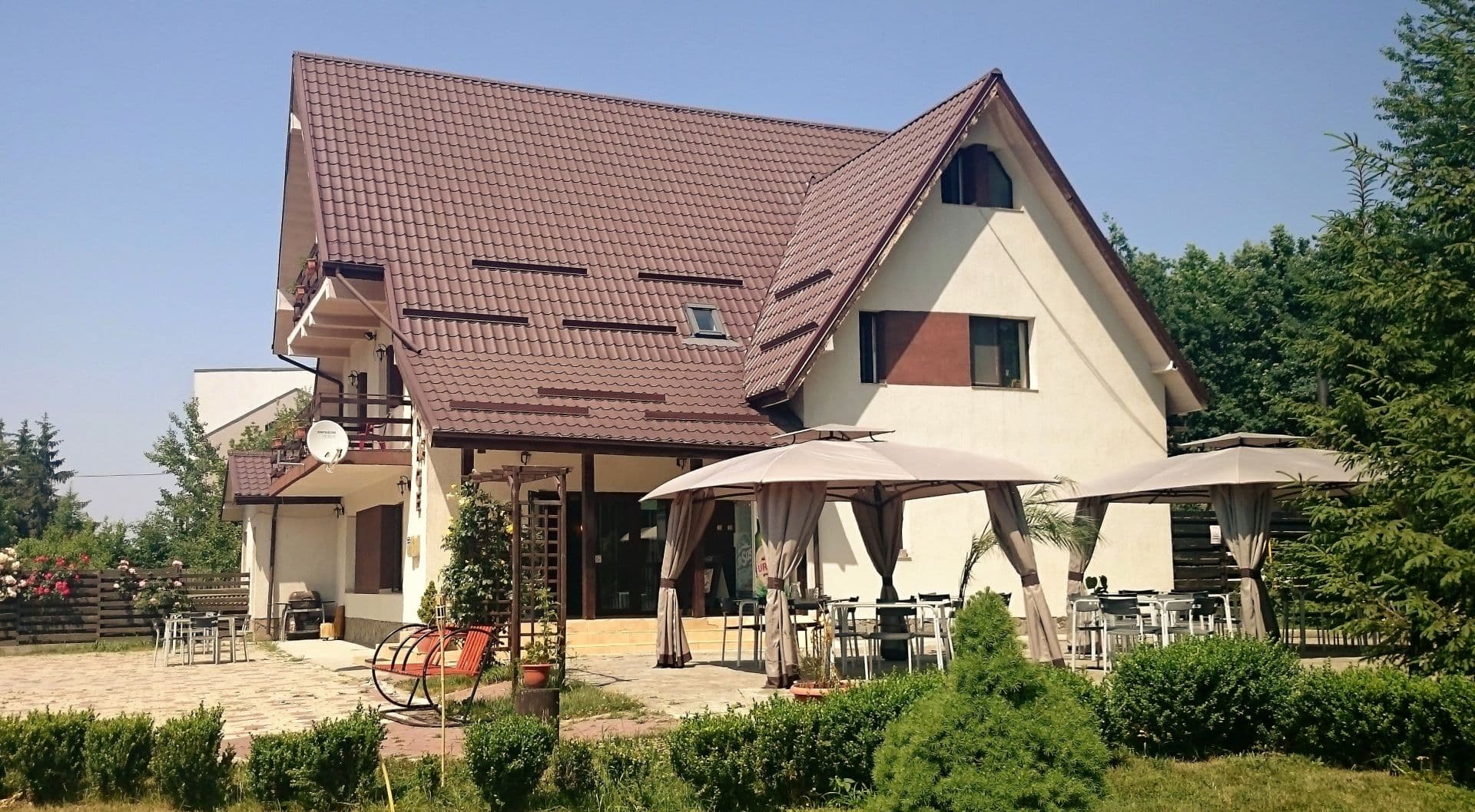 Pensiunea Mirage, exteriorul locației — locație de evenimente în Păun