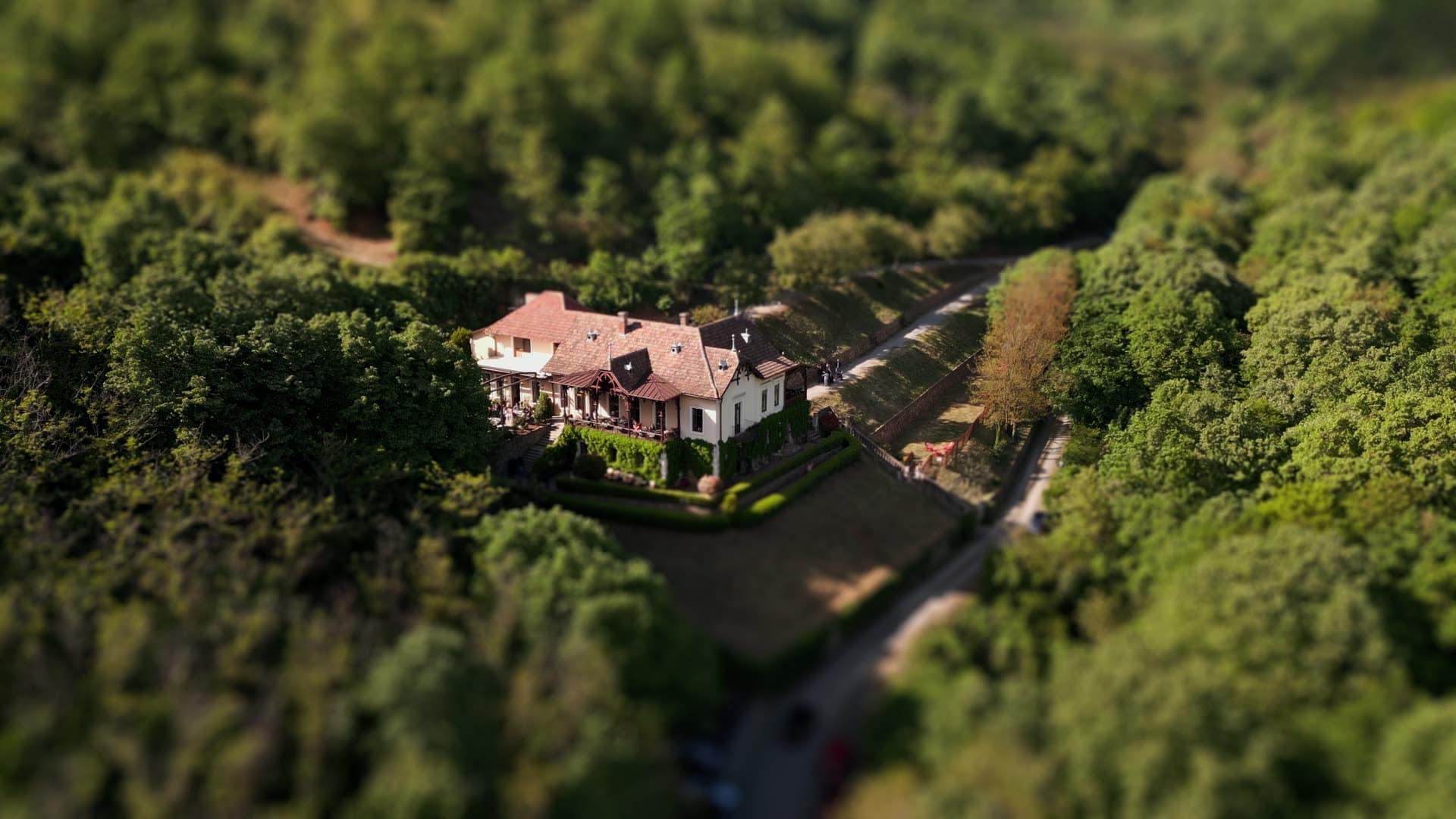 Roca Brună - Conac 1902, vedere aeriană — locație de evenimente în Păuliș