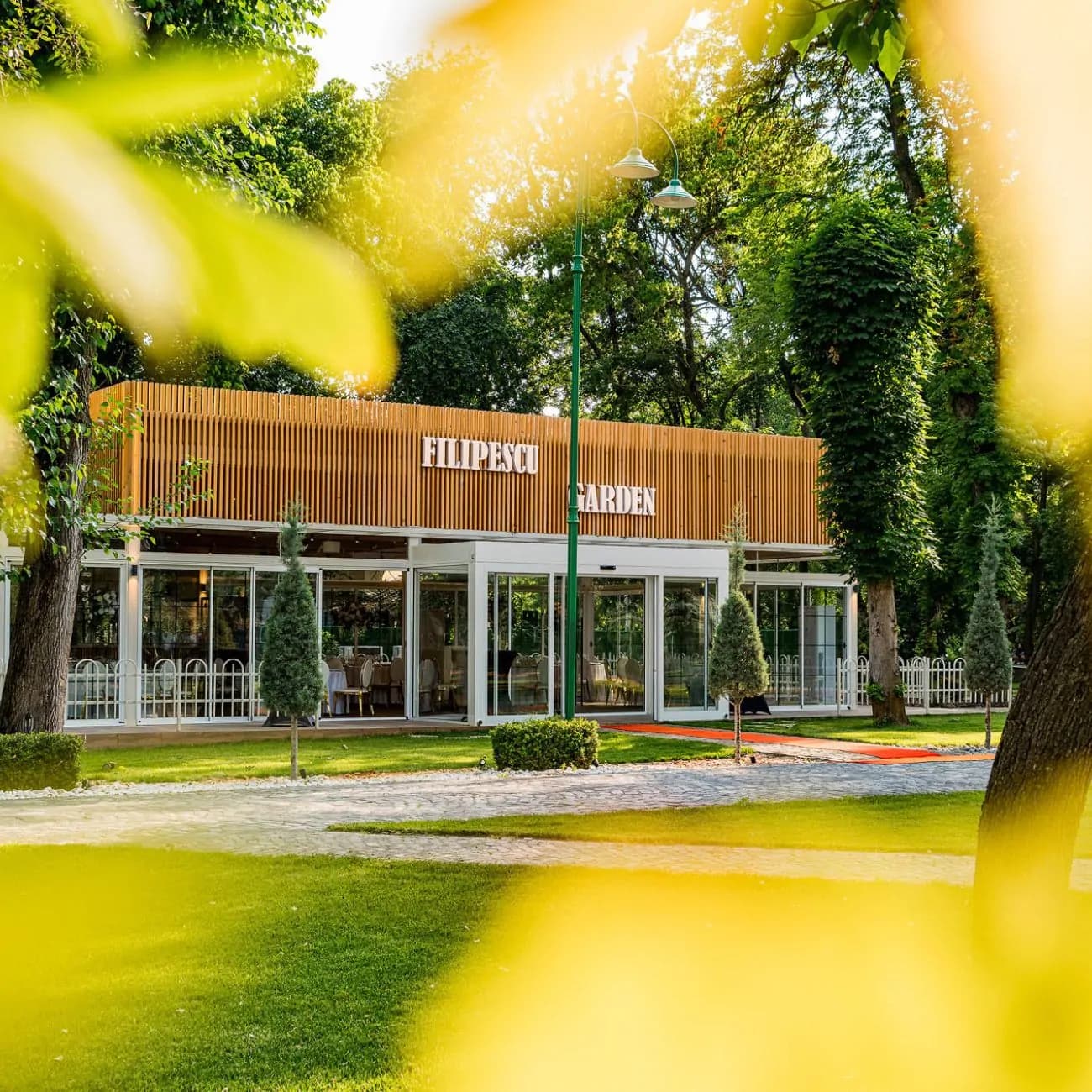 Conacul Filipescu - Salon Garden, exteriorul locației — locație de evenimente în 1 Decembrie