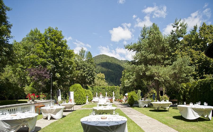 Hotel Bastion Sinaia, grădina — locație de evenimente în Sinaia