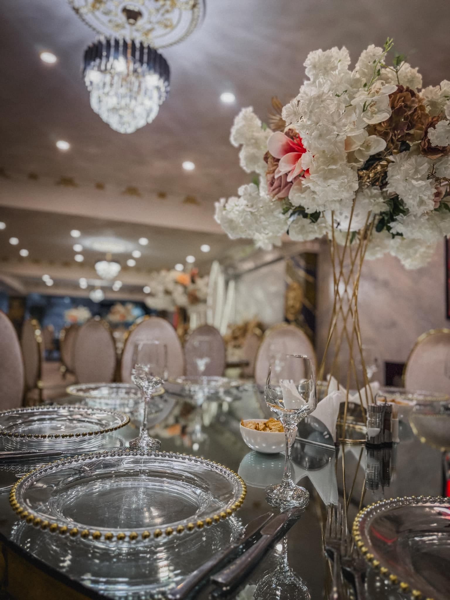 Mavro Events - Salon Queen, aranjamentul de masă — locație de evenimente în București