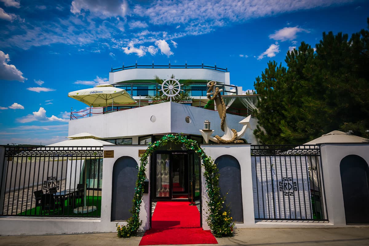 Titanic Hall - Salon Redroom, exteriorul locației — locație de evenimente în Valea Adâncă
