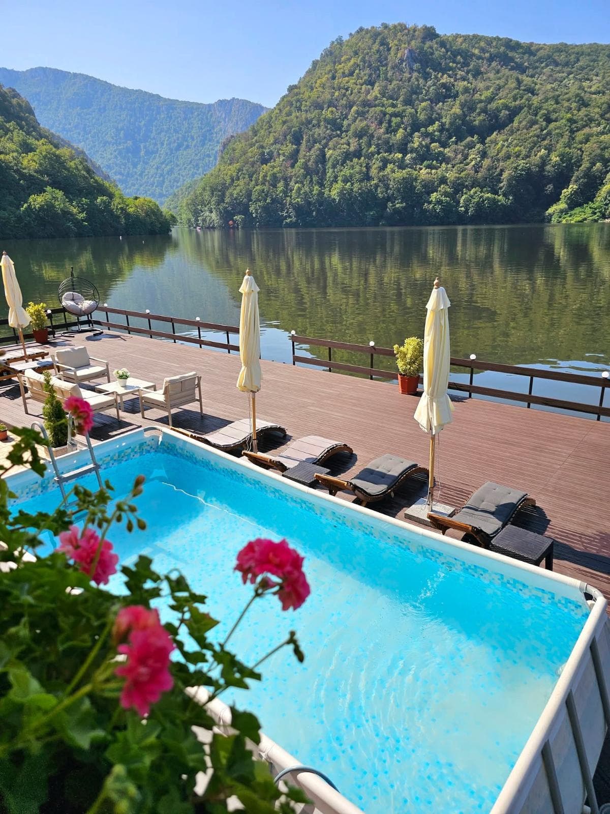 Casa Golful Mraconiei Eselnita, piscina — locație de evenimente în Eșelnița