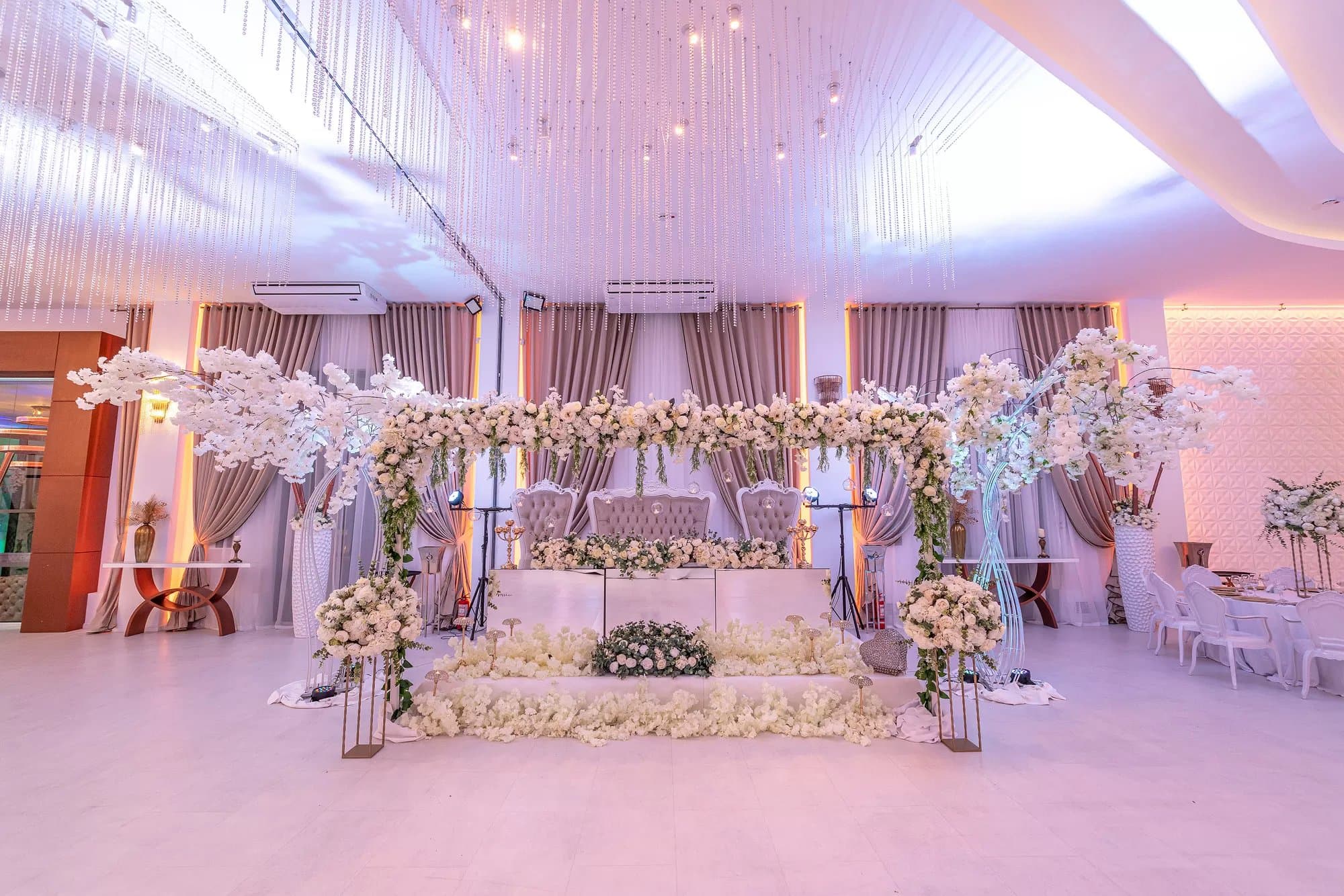 Beverly Hills by Ambasad'Or - LOCATIE DESCHISA – locație evenimente în Otopeni | similar cu Ambasad’Or Palace